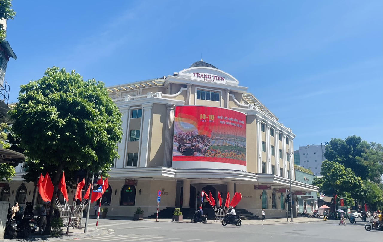 Phố phường Hà Nội rực rỡ màu cờ kỷ niệm 69 năm Ngày Giải phóng Thủ đô