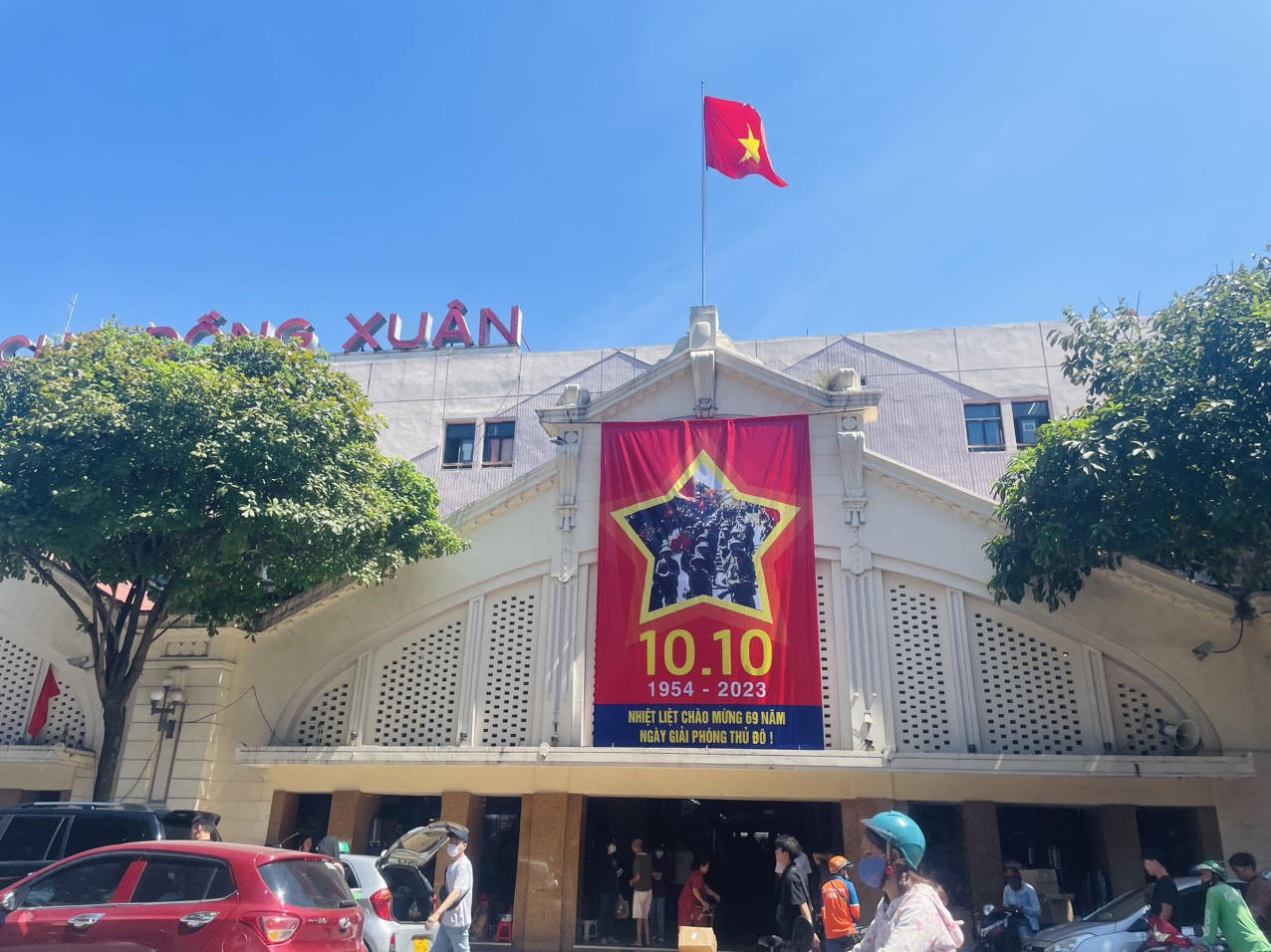 Phố phường Hà Nội rực rỡ màu cờ kỷ niệm 69 năm Ngày Giải phóng Thủ đô