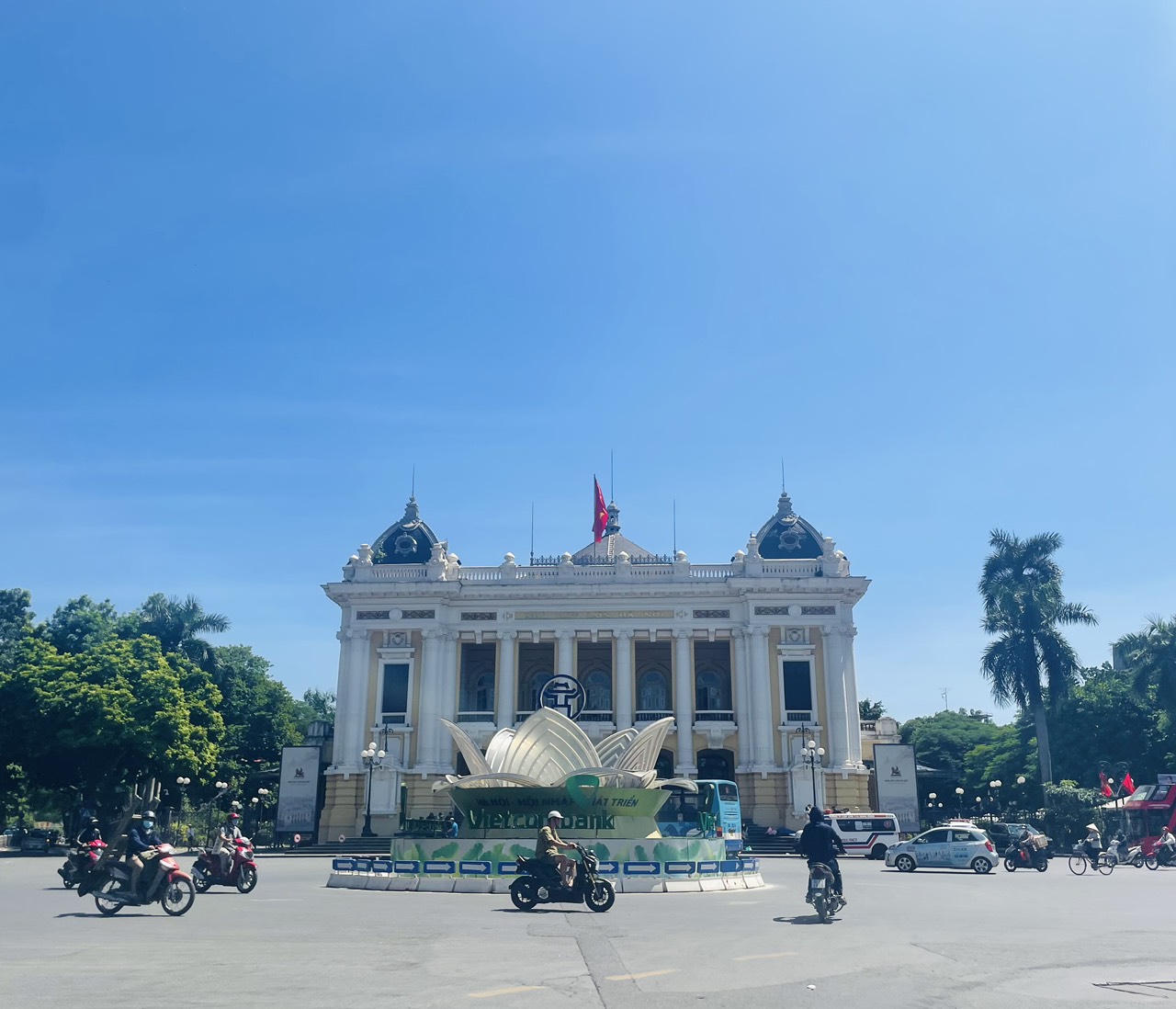 Phố phường Hà Nội rực rỡ màu cờ kỷ niệm 69 năm Ngày Giải phóng Thủ đô