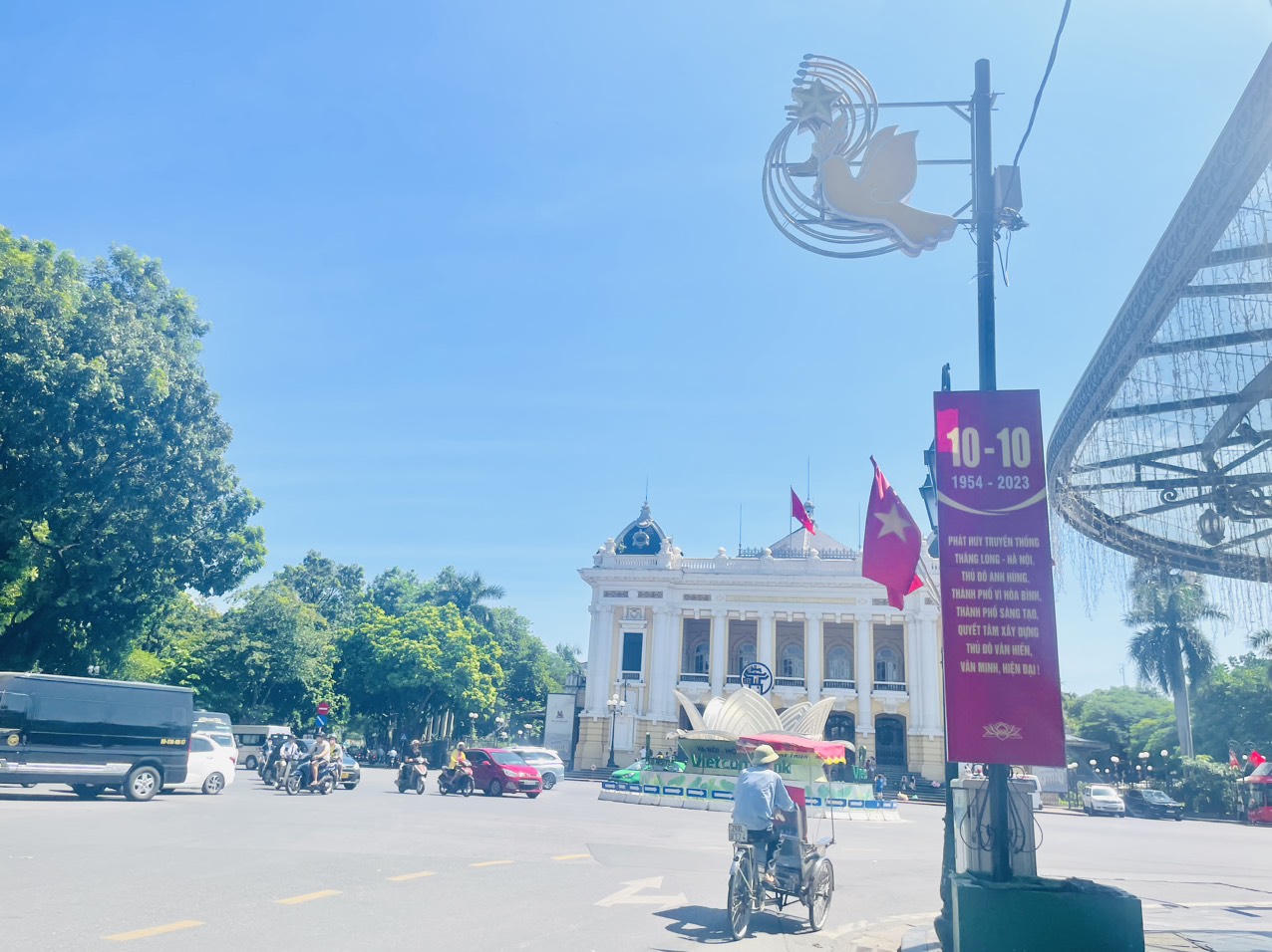 Phố phường Hà Nội rực rỡ màu cờ kỷ niệm 69 năm Ngày Giải phóng Thủ đô