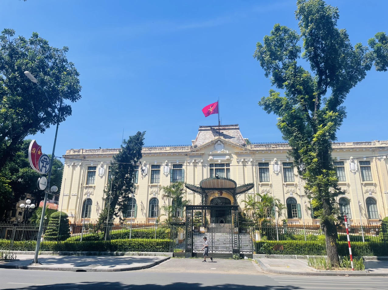 Phố phường Hà Nội rực rỡ màu cờ kỷ niệm 69 năm Ngày Giải phóng Thủ đô