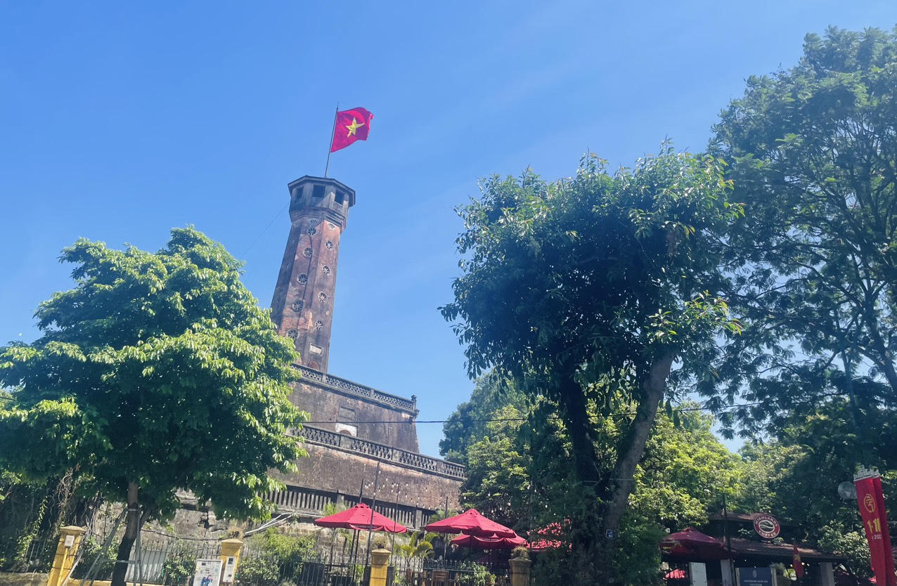 Phố phường Hà Nội rực rỡ màu cờ kỷ niệm 69 năm Ngày Giải phóng Thủ đô