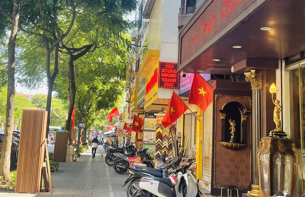 Phố phường Hà Nội rực rỡ màu cờ kỷ niệm 69 năm Ngày Giải phóng Thủ đô