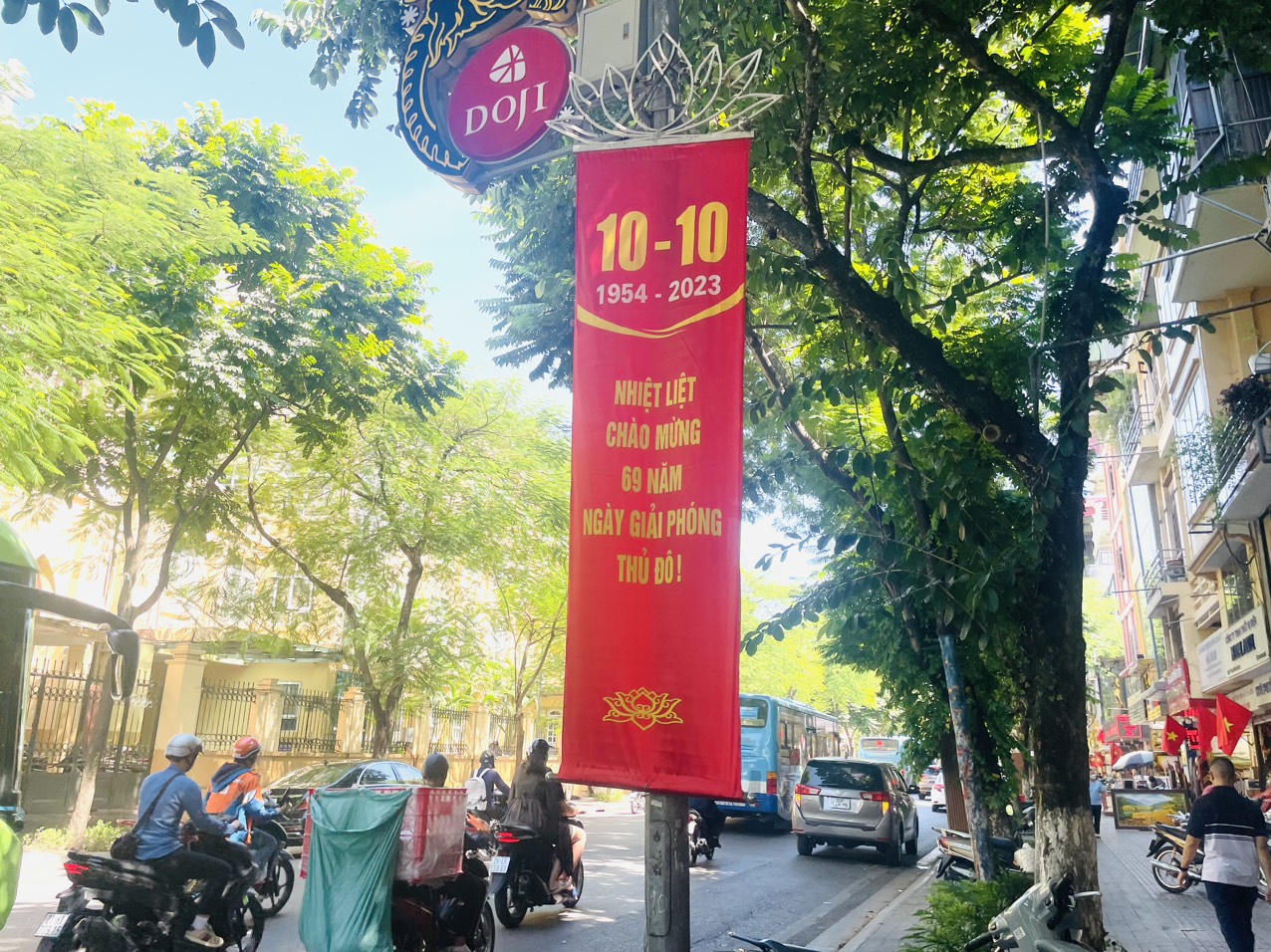 Phố phường Hà Nội rực rỡ màu cờ kỷ niệm 69 năm Ngày Giải phóng Thủ đô
