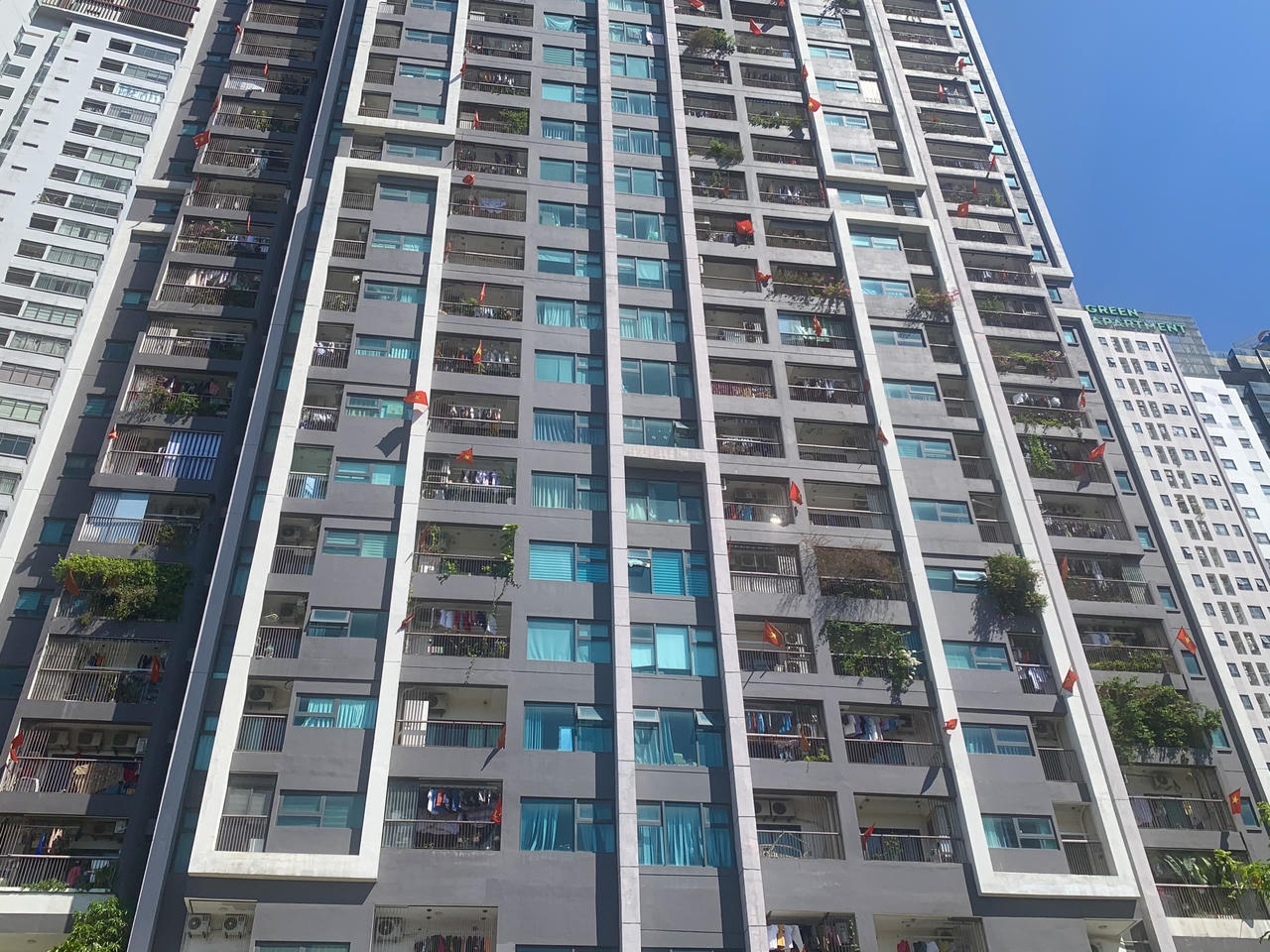 Phố phường Hà Nội rực rỡ màu cờ kỷ niệm 69 năm Ngày Giải phóng Thủ đô