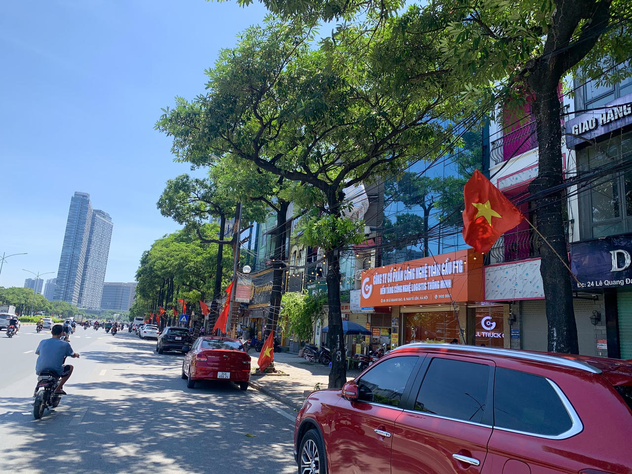 Phố phường Hà Nội rực rỡ màu cờ kỷ niệm 69 năm Ngày Giải phóng Thủ đô