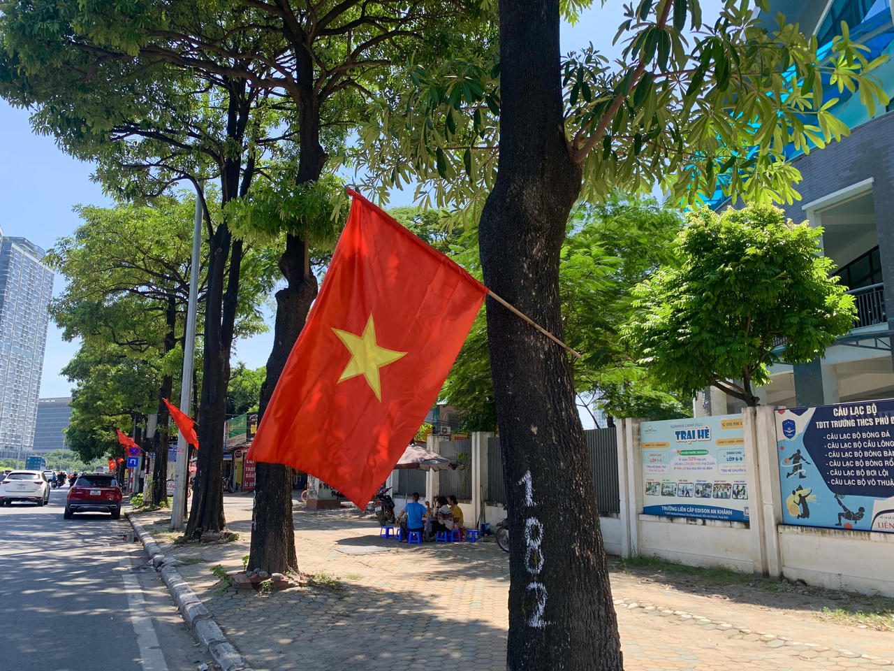 Phố phường Hà Nội rực rỡ màu cờ kỷ niệm 69 năm Ngày Giải phóng Thủ đô