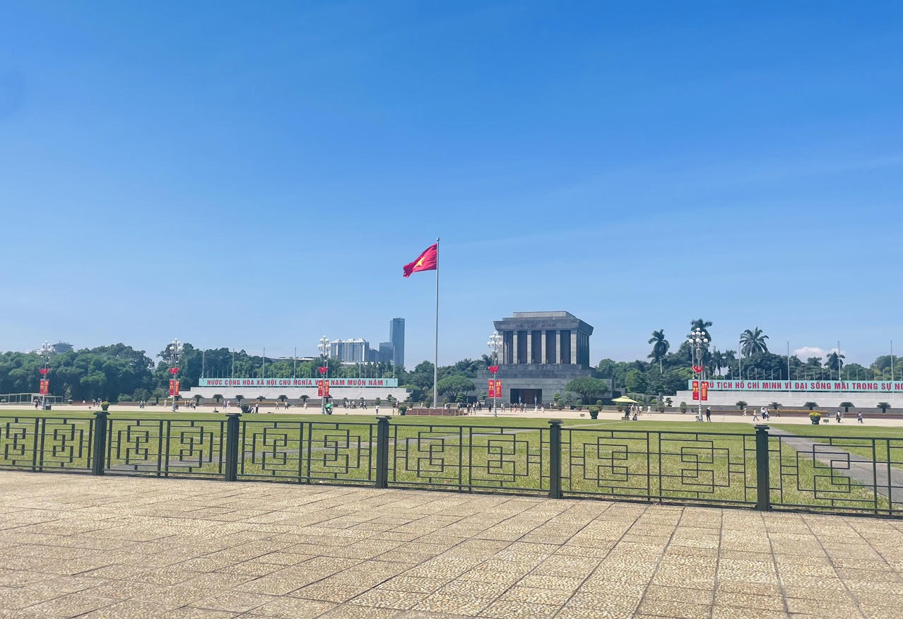 Phố phường Hà Nội rực rỡ màu cờ kỷ niệm 69 năm Ngày Giải phóng Thủ đô