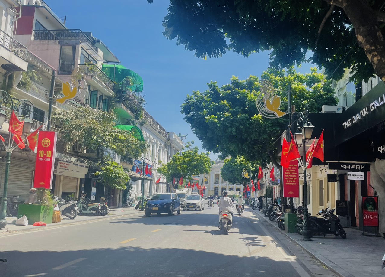 Phố phường Hà Nội rực rỡ màu cờ kỷ niệm 69 năm Ngày Giải phóng Thủ đô