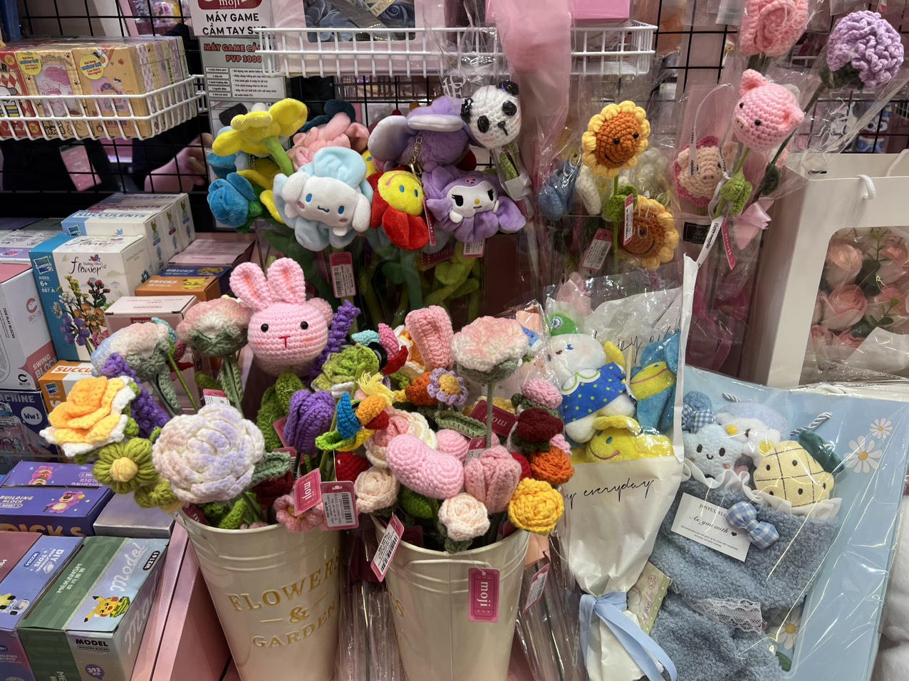 Độc đáo những bó hoa 'không héo' dịp 20/10