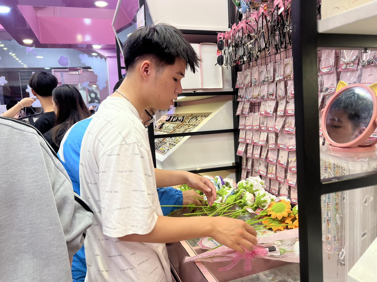 Độc đáo những bó hoa 'không héo' dịp 20/10