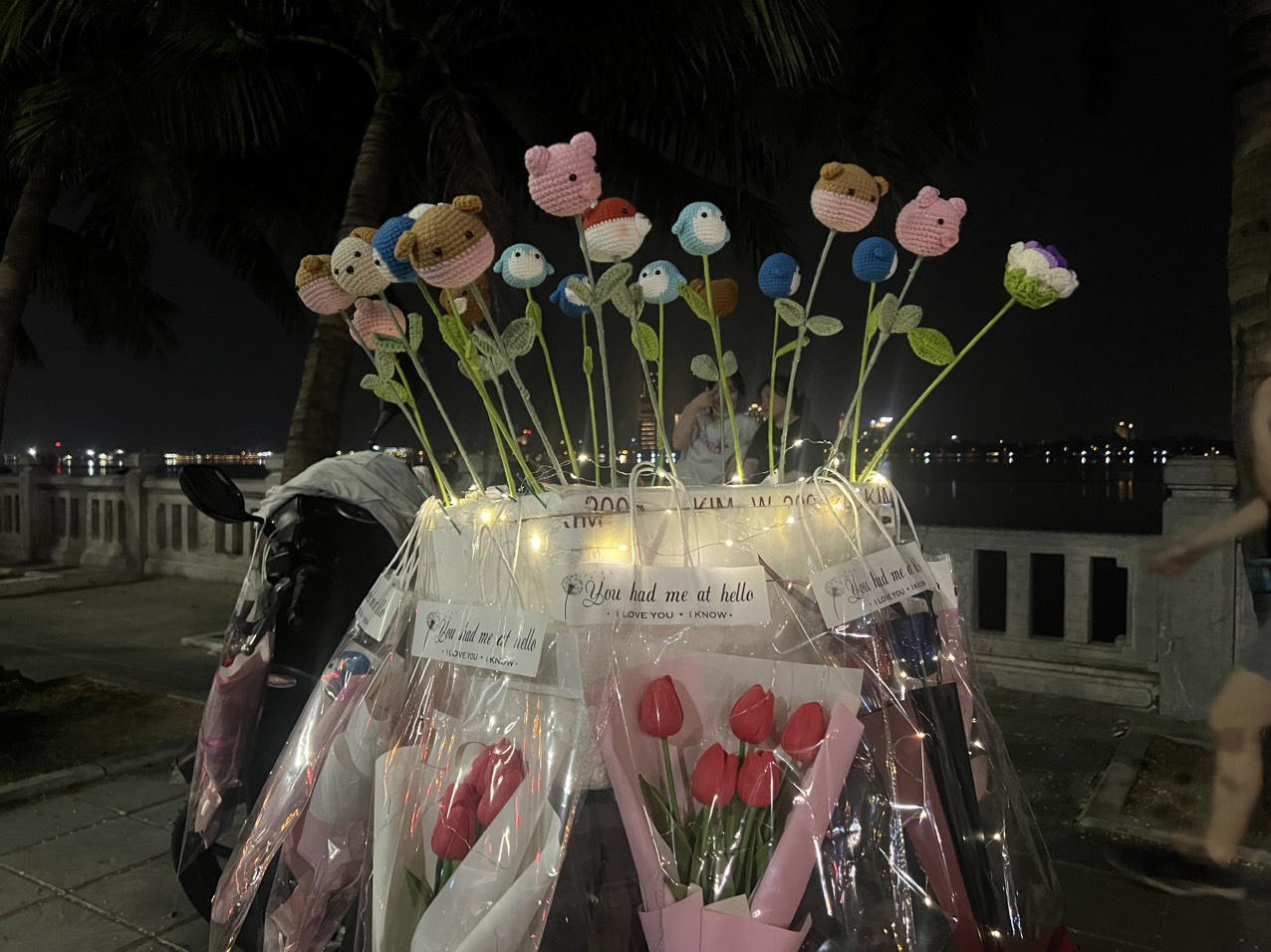 Độc đáo những bó hoa 'không héo' dịp 20/10