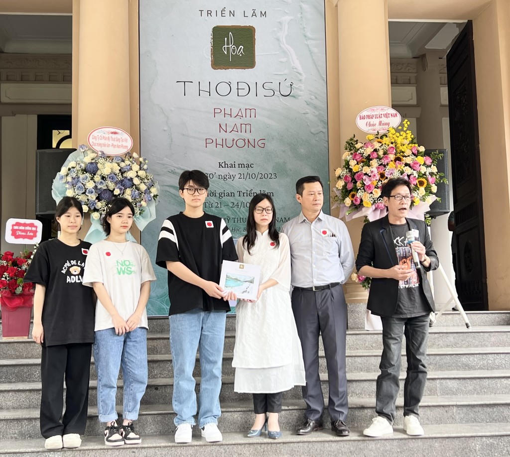 Thiên nhiên và hình ảnh người phụ nữ qua triển lãm "Họa - Thơ đi sứ" của tác giả trẻ Nam Phương