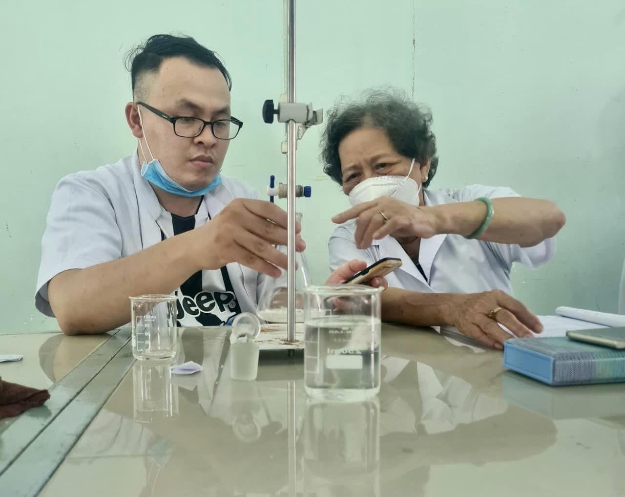  Cụ bà 75 tuổi nhận bằng tốt nghiệp đại học loại giỏi