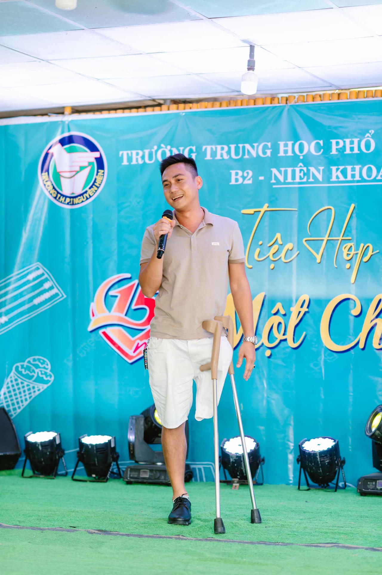 Chàng trai Youtuber 'một chân' nổi tiếng vì… thiện nguyện