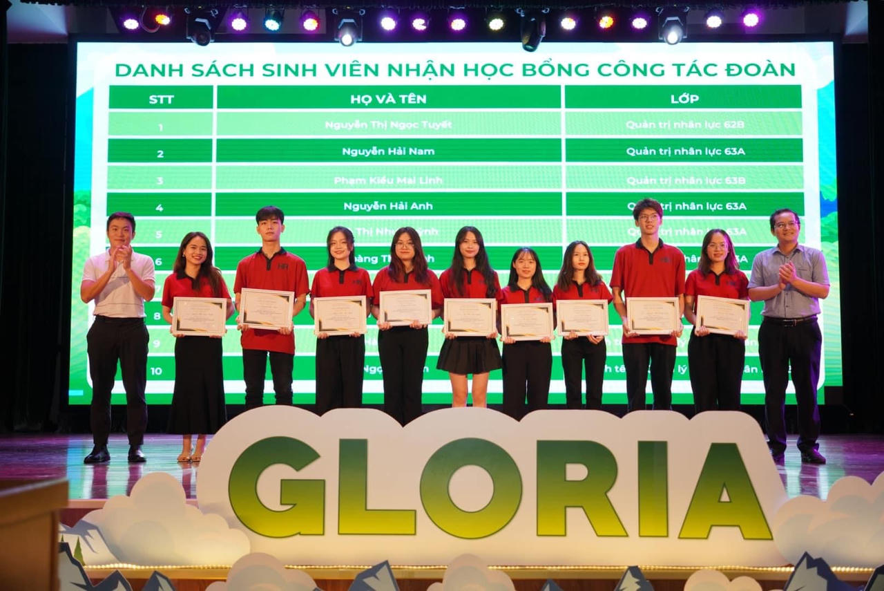 Ấn tượng Lễ Trao học bổng và Chào tân sinh viên Khoa Kinh tế và Quản lý nguồn nhân lực