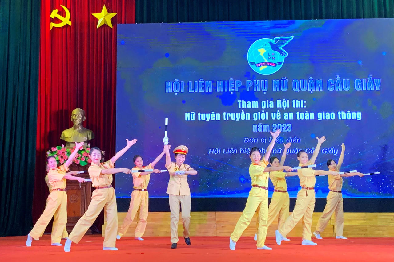 Sôi nổi hoạt động hưởng ứng ngày Pháp luật Việt Nam trên cả nước