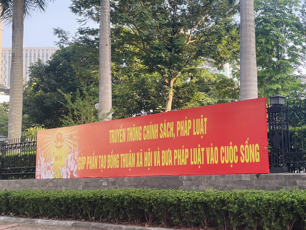 Phố phường Hà Nội rộn ràng hưởng ứng Ngày Pháp luật Việt Nam