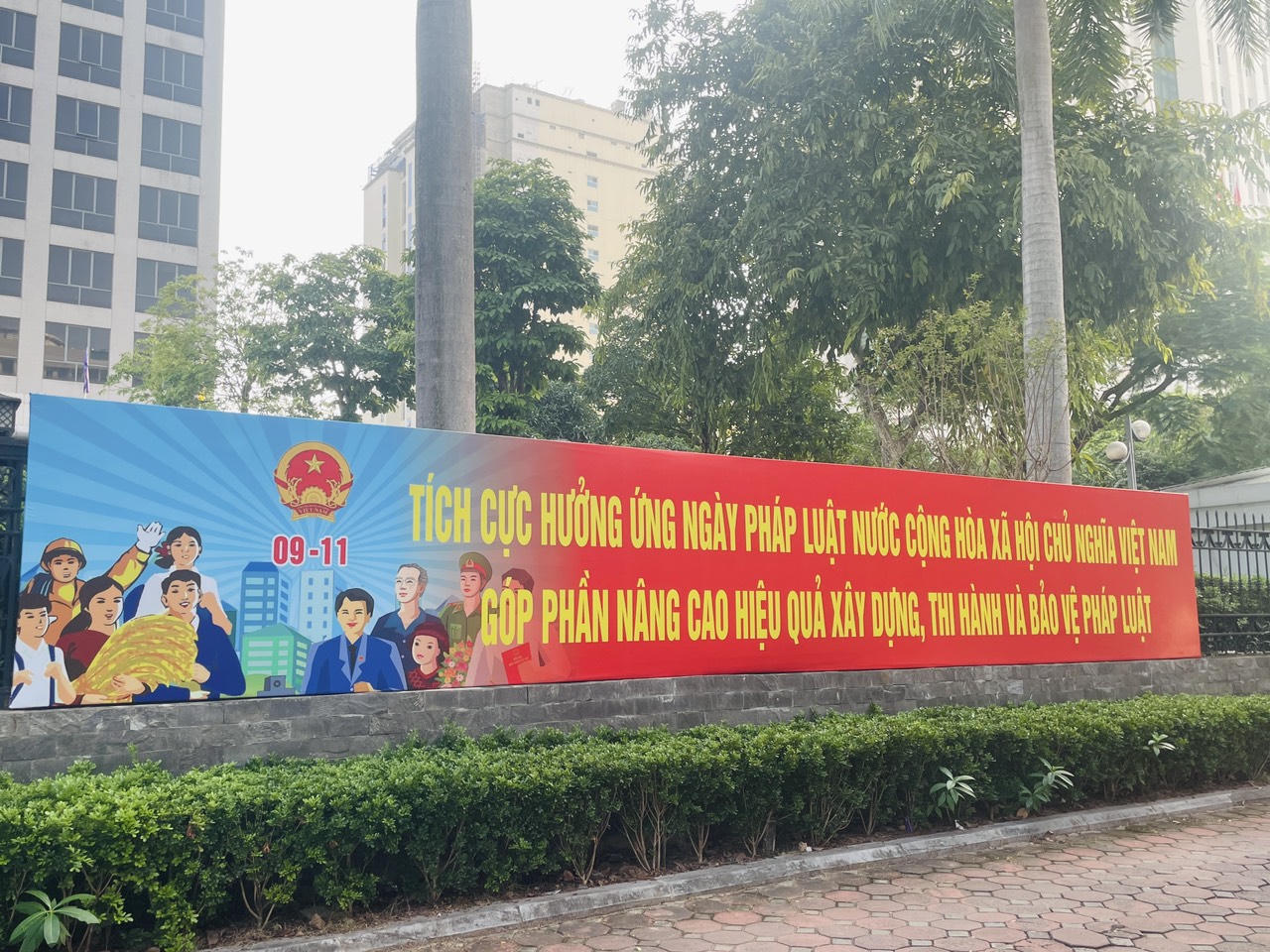 Phố phường Hà Nội rộn ràng hưởng ứng Ngày Pháp luật Việt Nam