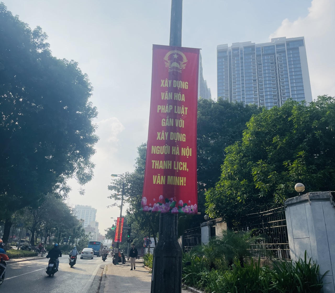 Phố phường Hà Nội rộn ràng hưởng ứng Ngày Pháp luật Việt Nam