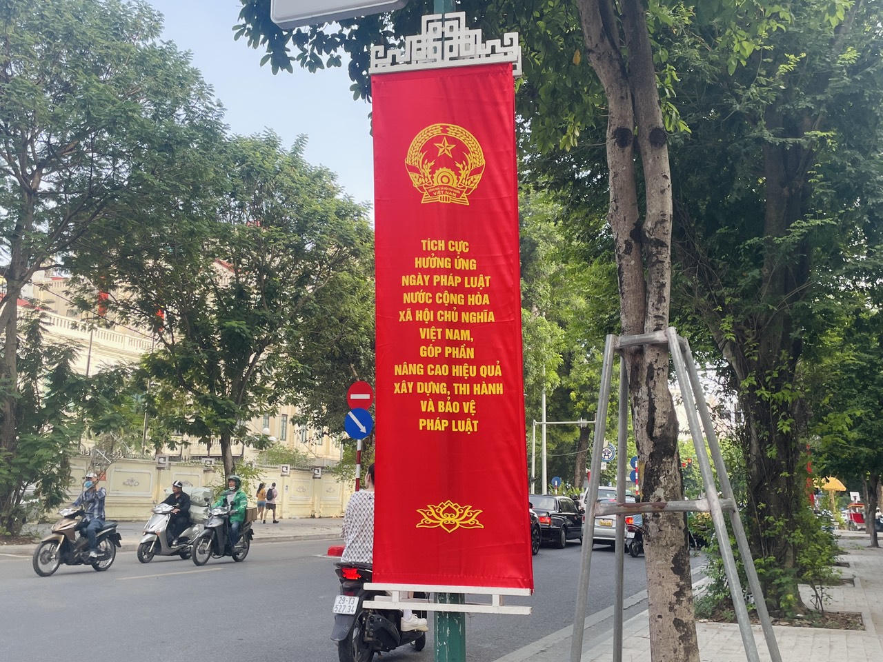 Phố phường Hà Nội rộn ràng hưởng ứng Ngày Pháp luật Việt Nam