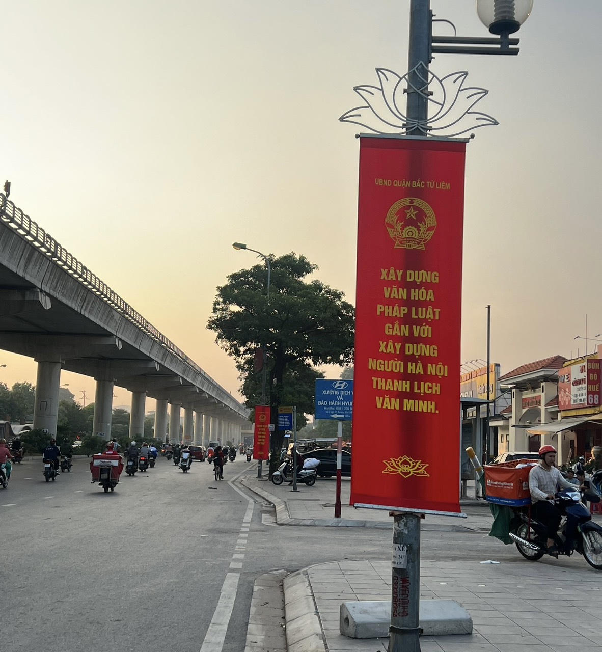 Phố phường Hà Nội rộn ràng hưởng ứng Ngày Pháp luật Việt Nam