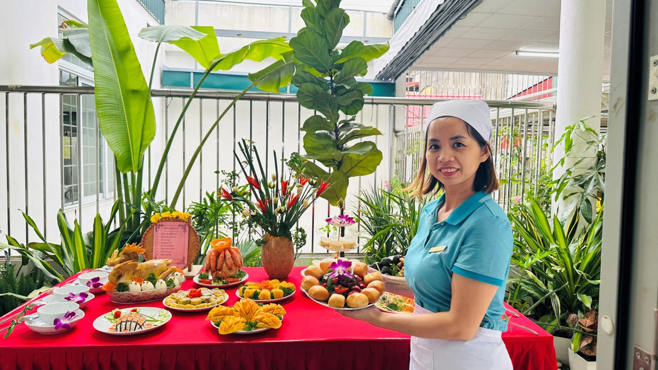 Xúc động chuyện những người âm thầm chăm lo cho học sinh ngoài bục giảng