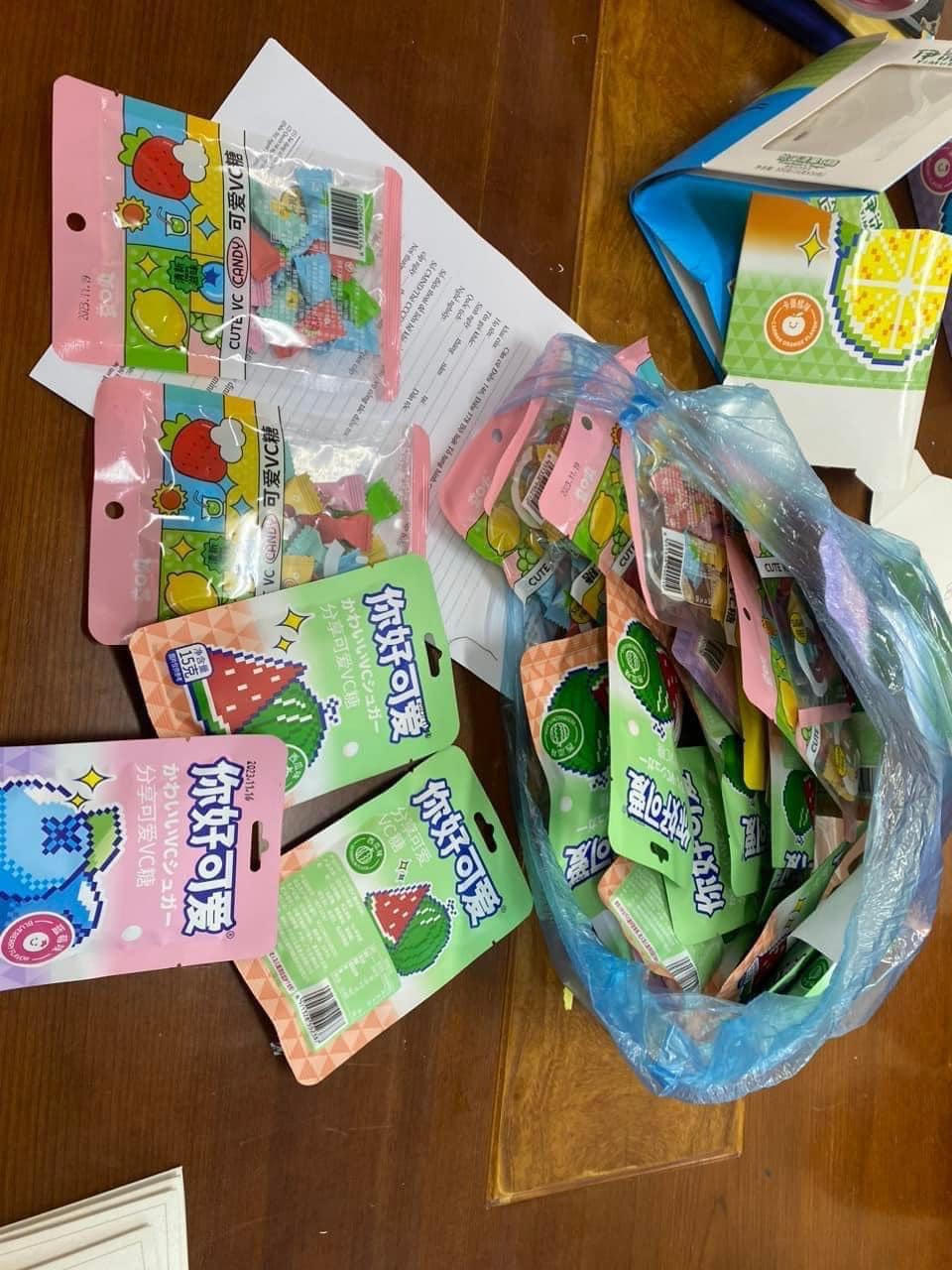 Khuyến cáo học sinh không mua, không ăn các loại kẹo bán tràn lan ở cổng trường 