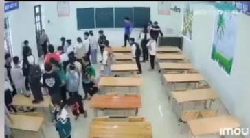 Bức xúc cảnh giáo viên bị nhóm học sinh nhốt trong lớp, ném dép vào người
