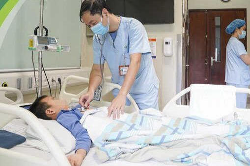 Bé trai 6 tuổi bị vỡ khí quản do ngã xe 3 bánh