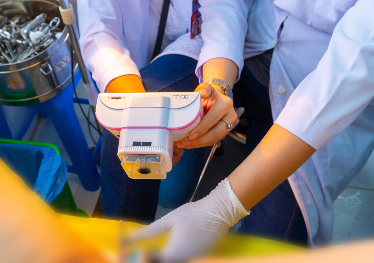 Khó khăn tôi luyện ý chí của những chiến sĩ mặc áo blouse