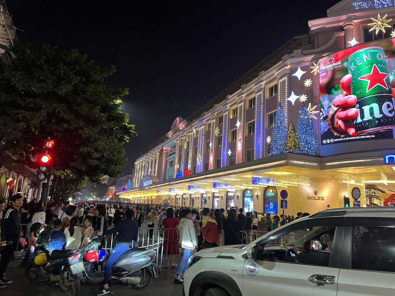 Hà Nội: Biển người đổ về phố đi bộ chờ đón năm mới 2024