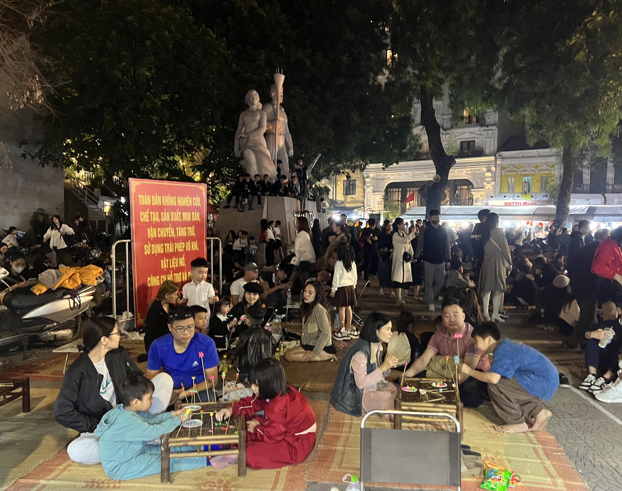 Hà Nội: Biển người đổ về phố đi bộ chờ đón năm mới 2024