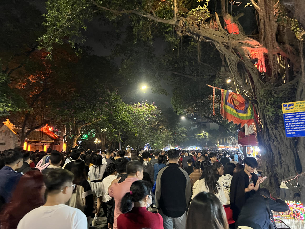 Người dân cả nước tưng bừng chào đón 2024