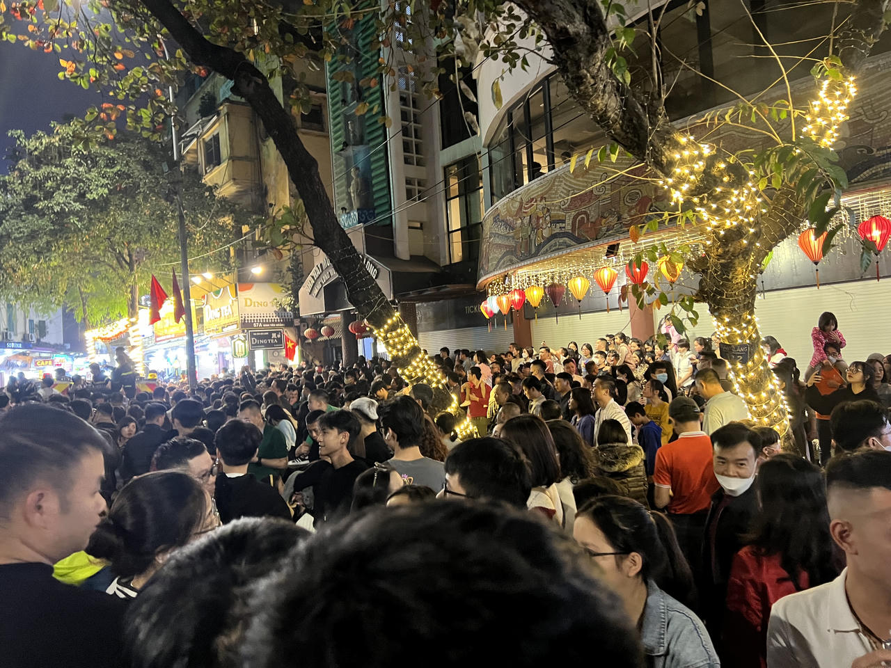 Hà Nội: Biển người đổ về phố đi bộ chờ đón năm mới 2024