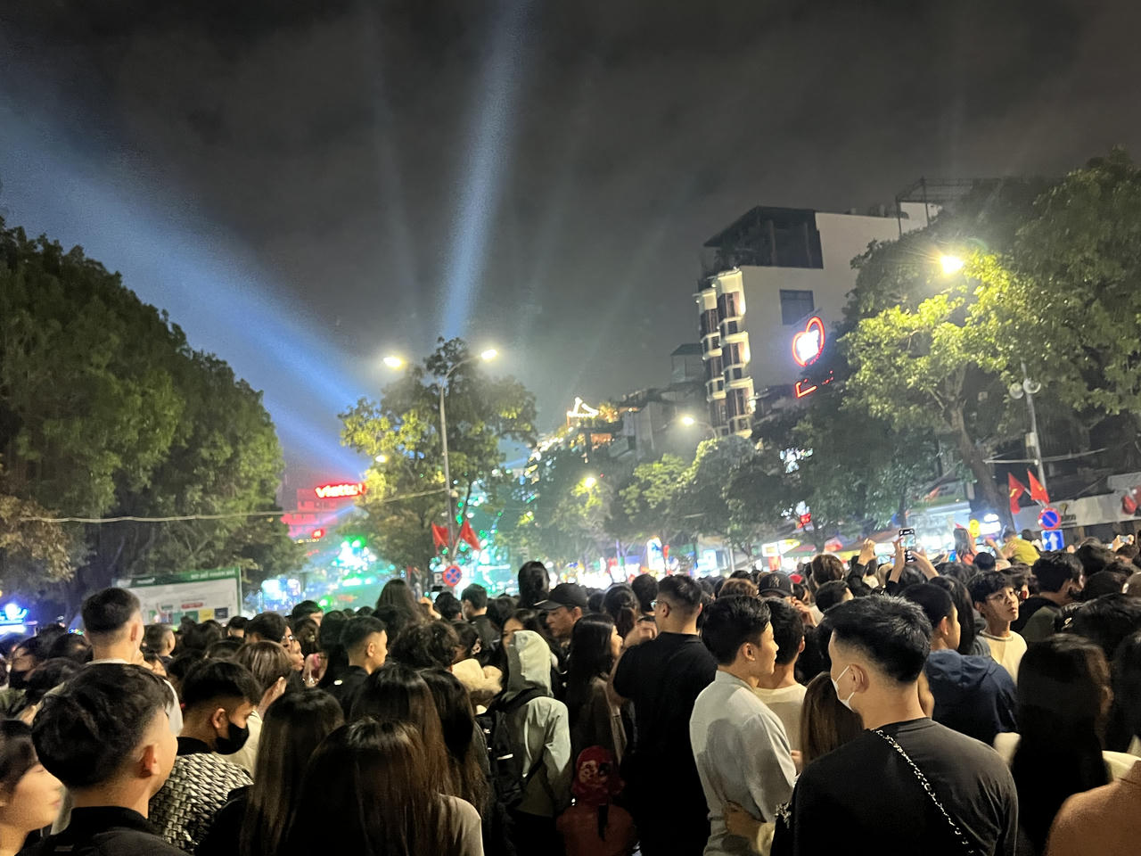 Hà Nội: Biển người đổ về phố đi bộ chờ đón năm mới 2024