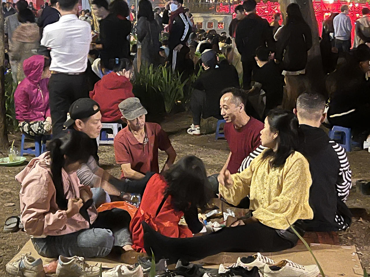 Hà Nội: Biển người đổ về phố đi bộ chờ đón năm mới 2024