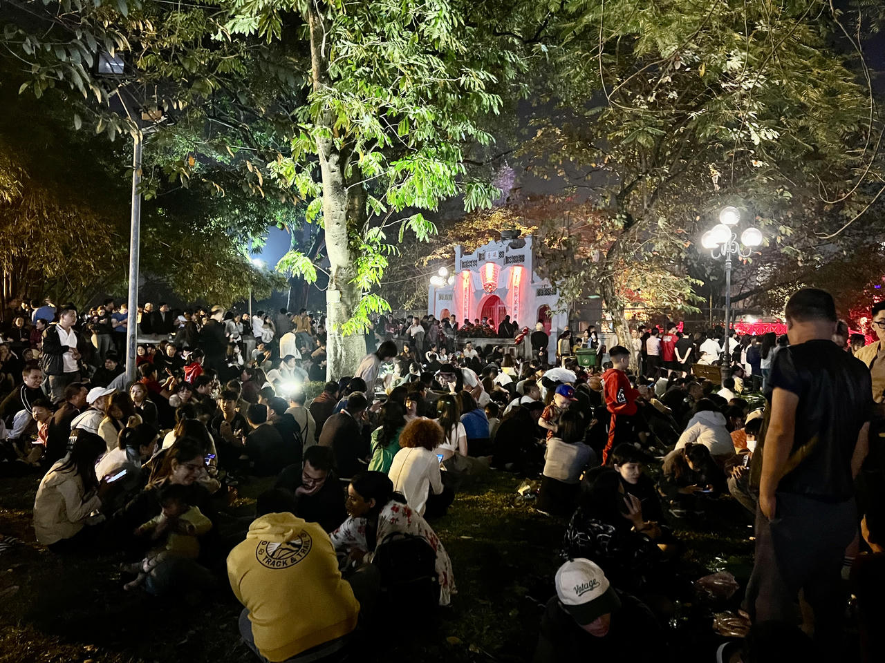 Hà Nội: Biển người đổ về phố đi bộ chờ đón năm mới 2024