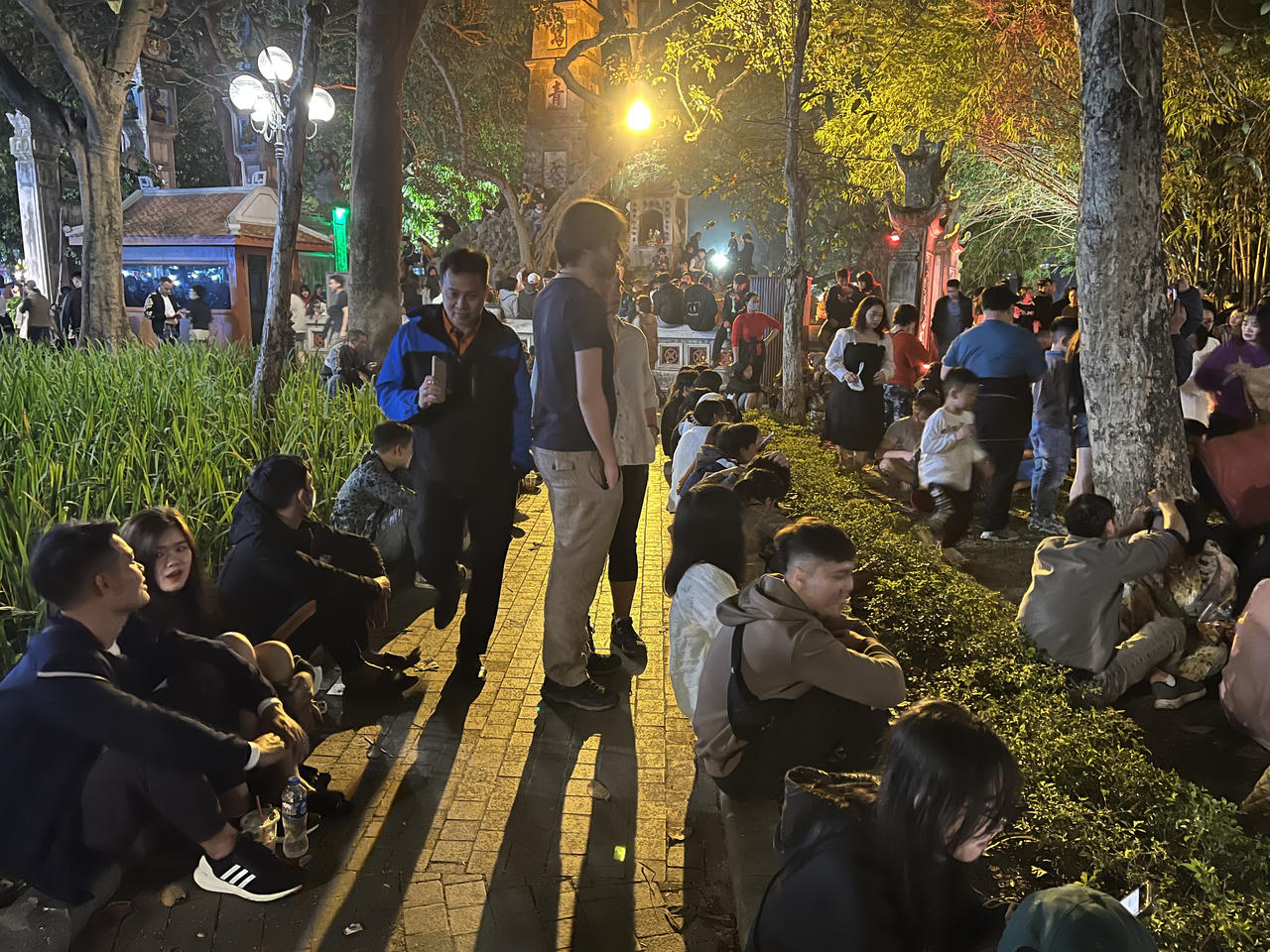 Hà Nội: Biển người đổ về phố đi bộ chờ đón năm mới 2024