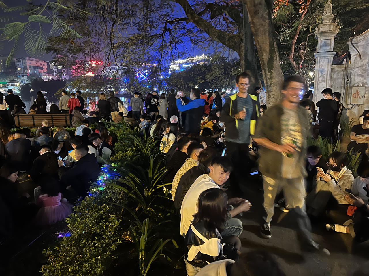 Hà Nội: Biển người đổ về phố đi bộ chờ đón năm mới 2024