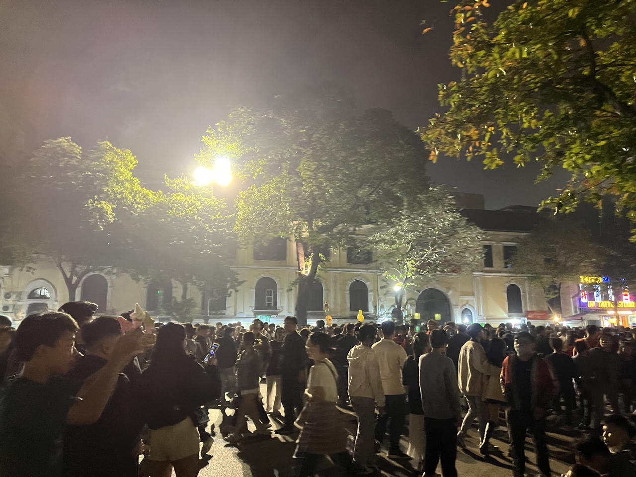 Hà Nội: Biển người đổ về phố đi bộ chờ đón năm mới 2024