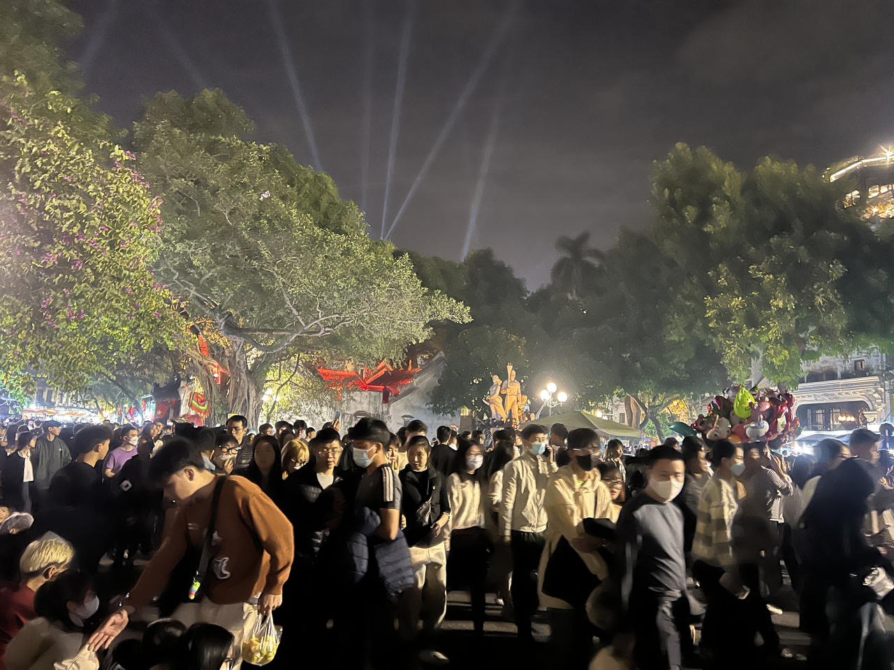 Hà Nội: Biển người đổ về phố đi bộ chờ đón năm mới 2024