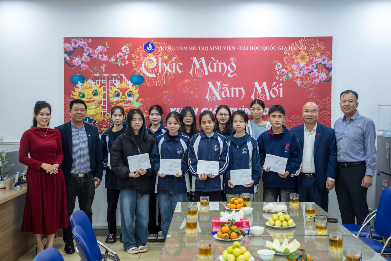 Trường đại học tặng quà, lì xì Tết cho sinh viên