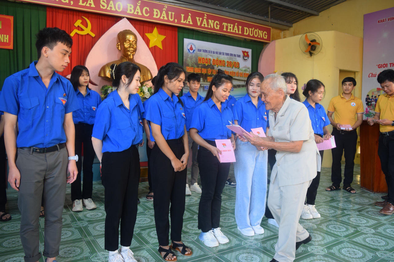 Nâng cao chất lượng giáo dục học sinh dân tộc thiểu số là nhiệm vụ hàng đầu