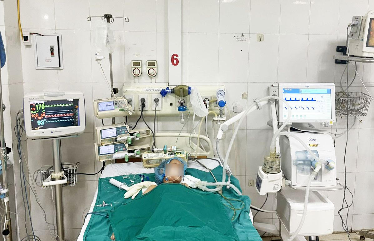 Cháu bé hôn mê sau khi ăn kẹo dẻo bán ở cổng trường