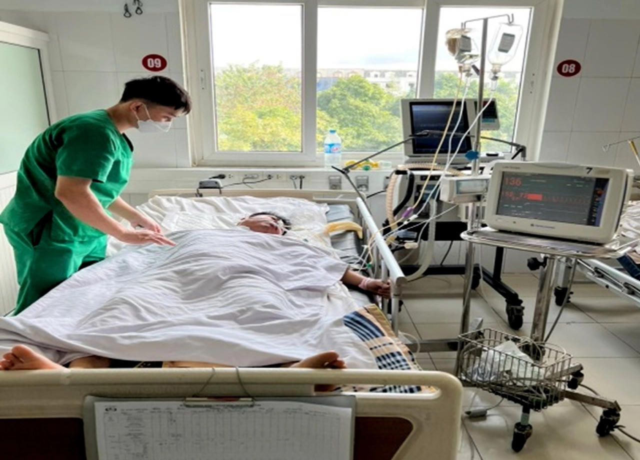 Người đàn ông trẻ hôn mê sau ăn một con ốc