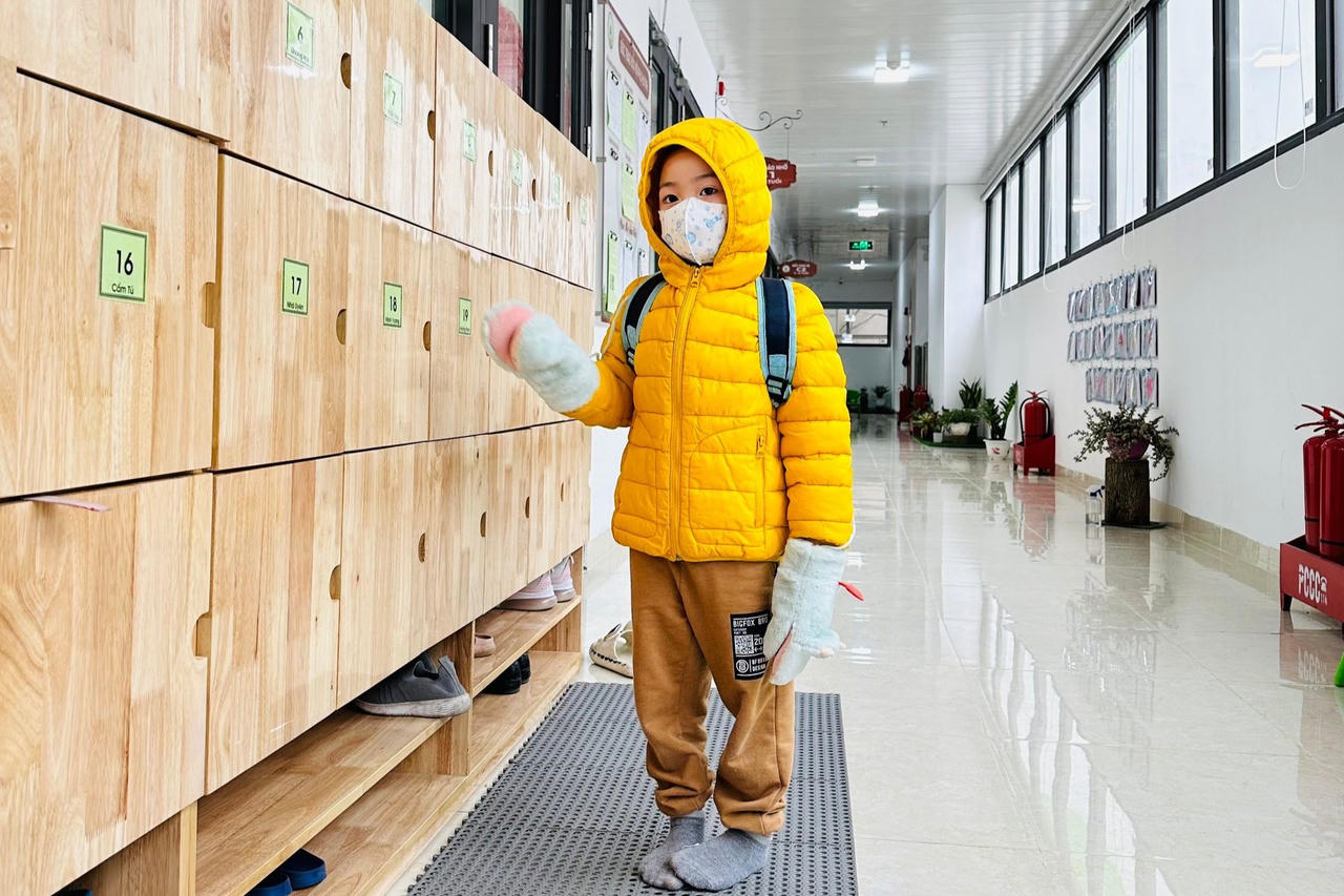 Bất chấp rét dưới 10 độ C, học sinh Hà Nội 'xúng xính' đến trường