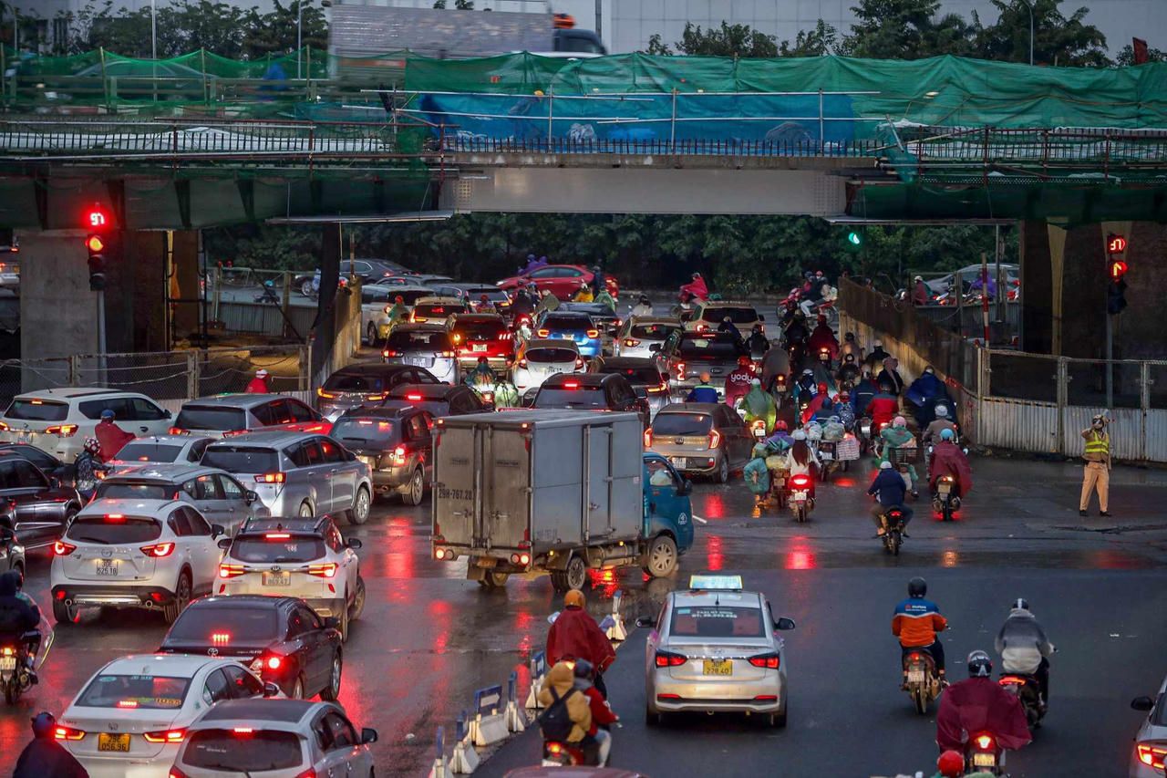 Công an Hà Nội 'căng mình' dưới mưa phân luồng chống ùn tắc