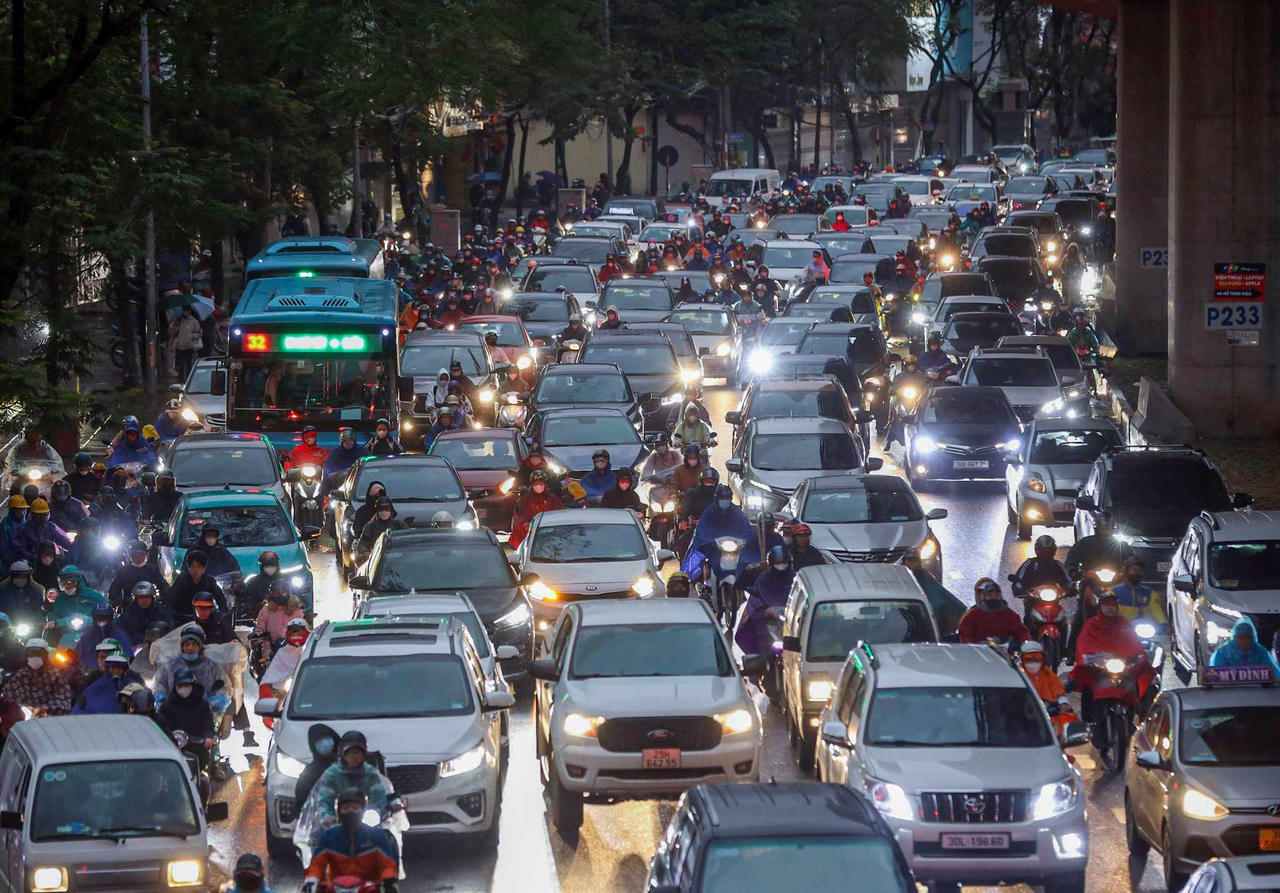 Công an Hà Nội 'căng mình' dưới mưa phân luồng chống ùn tắc