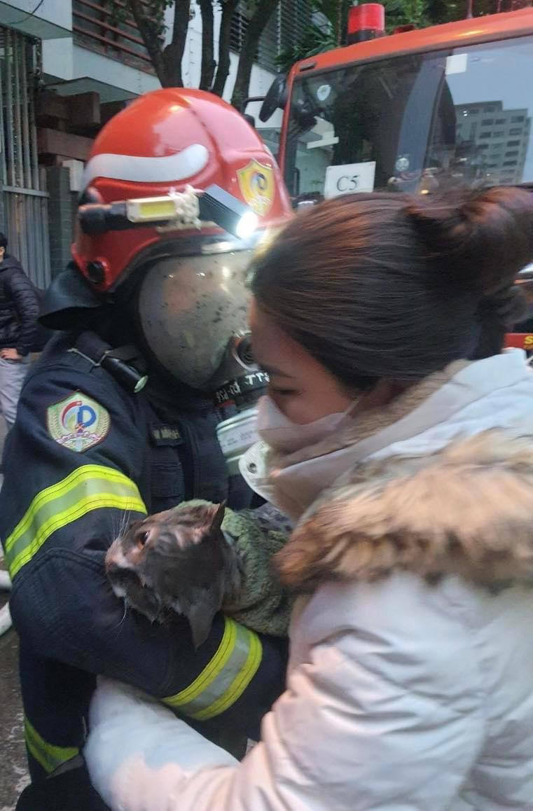 Cháy nhà 6 tầng ở Hà Nội, 3 người mắc kẹt